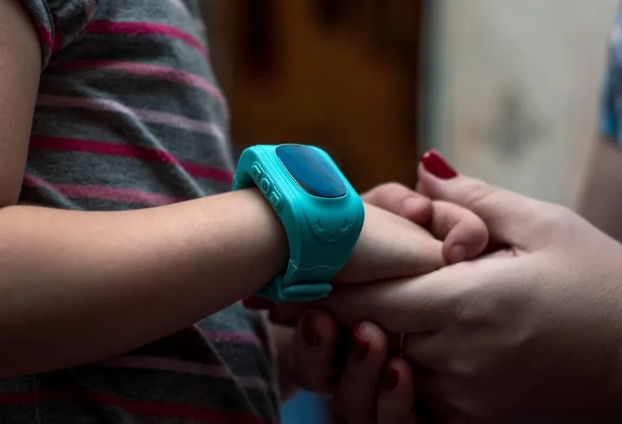 طفلة ترتدي ساعة ذكية بخاصية تحديد الموقع